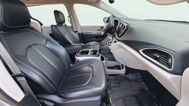 Used 2024 Chrysler Pacifica Touring-L FWD image 25