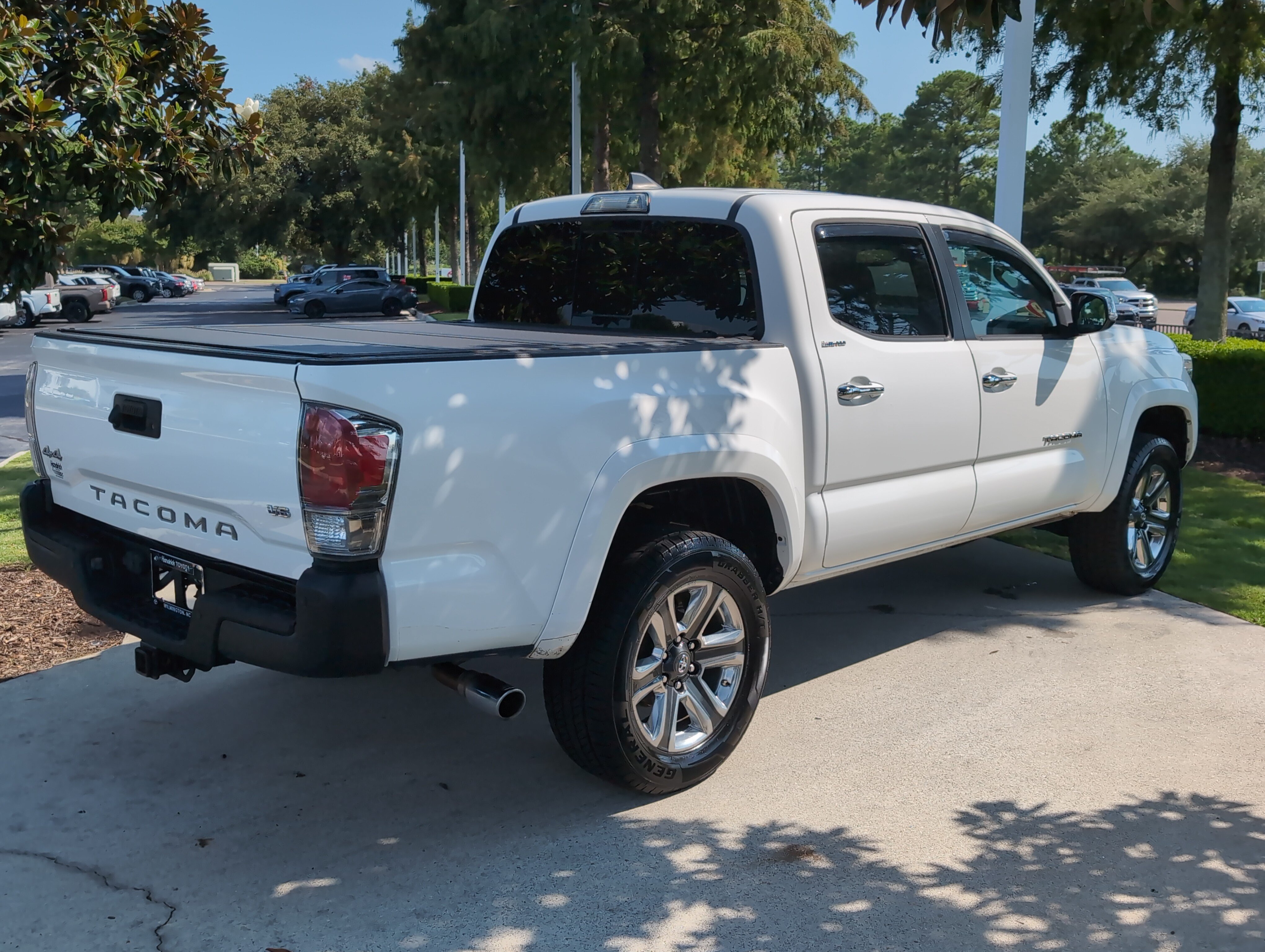 Used 2019 Toyota Tacoma Limited AWD/4WD image 10