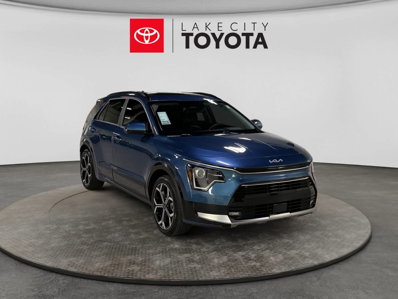 Used 2025 Kia Niro EX Touring FWD image 13