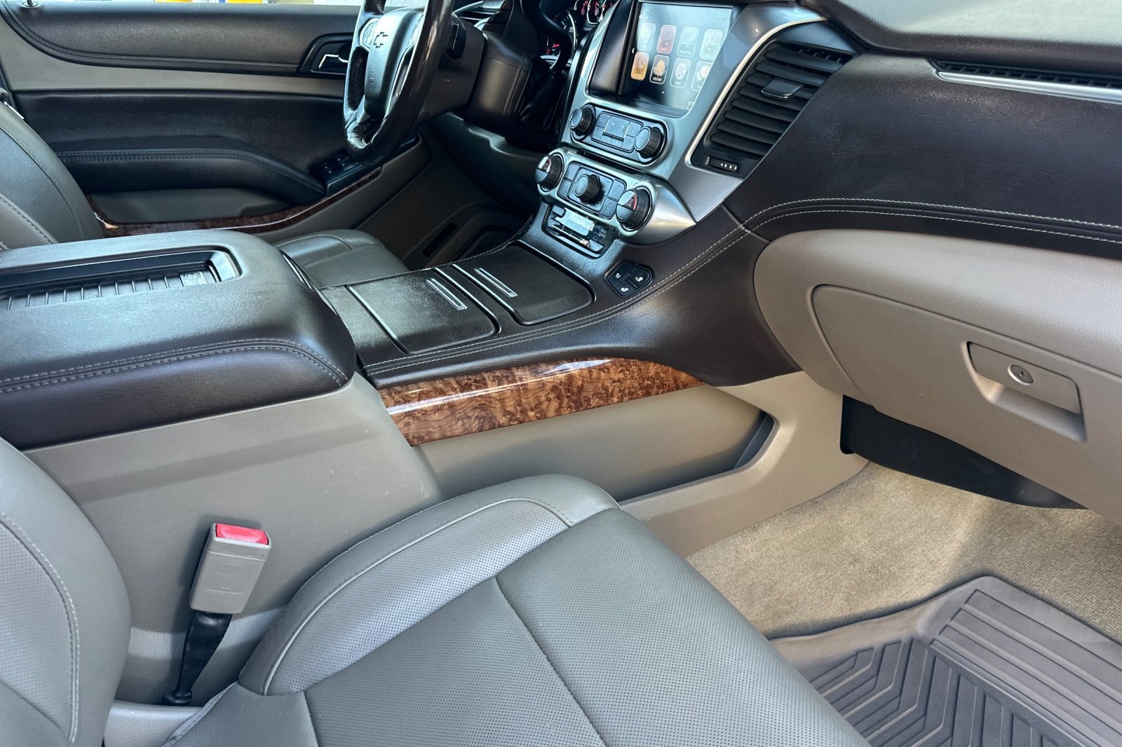 Used 2018 Chevrolet Suburban Premier AWD/4WD image 17