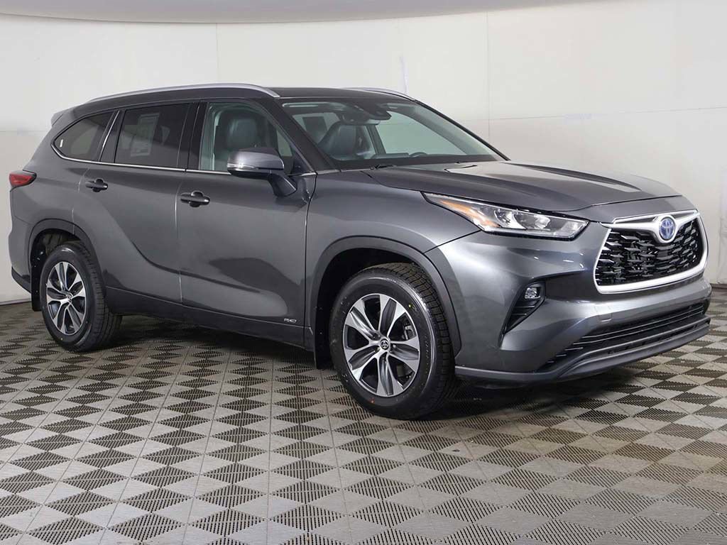 Used 2022 Toyota Highlander XLE image 2