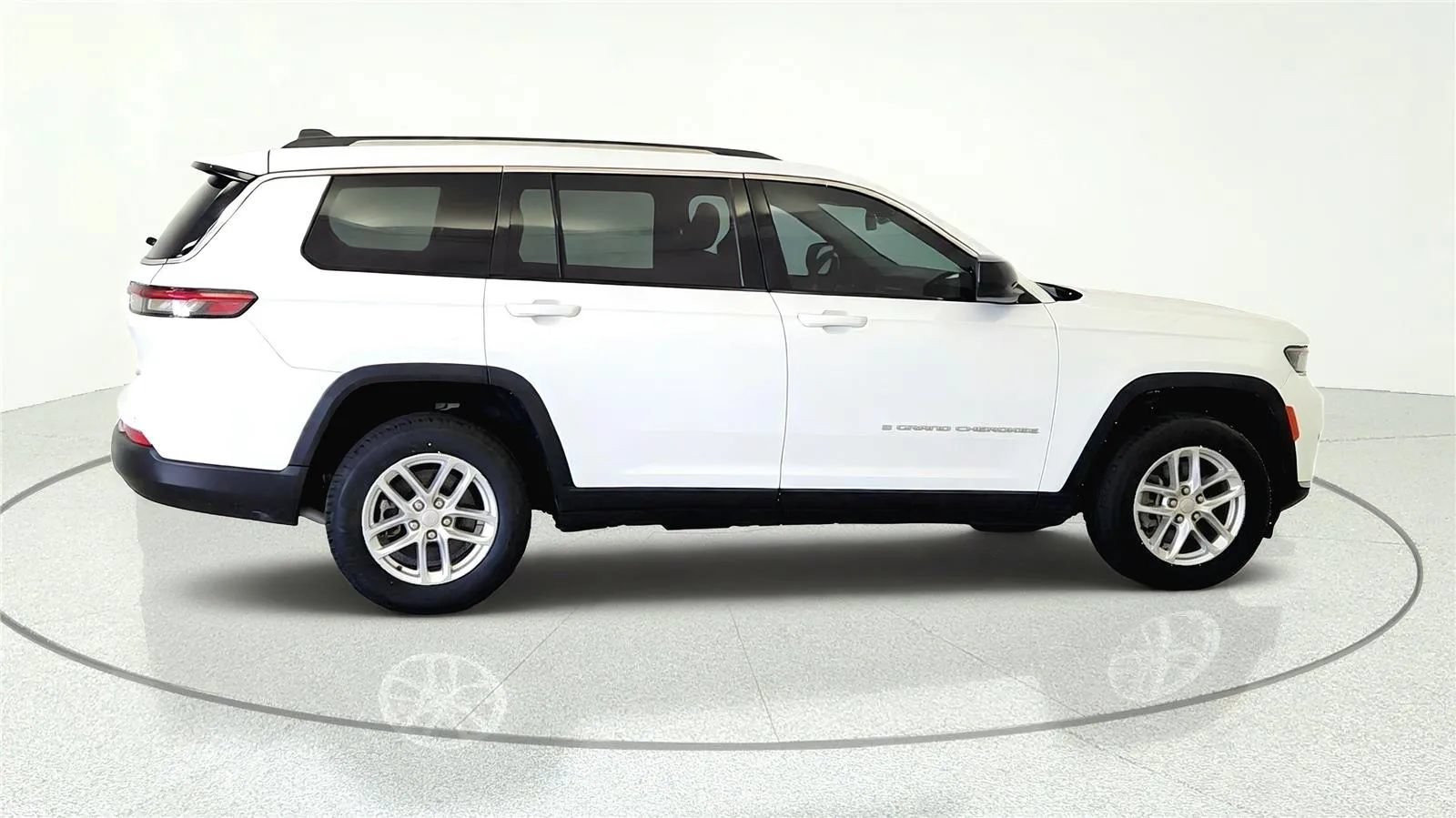 Used 2022 Jeep Grand Cherokee L Laredo w/ Luxury Tech Group I AWD/4WD image 6