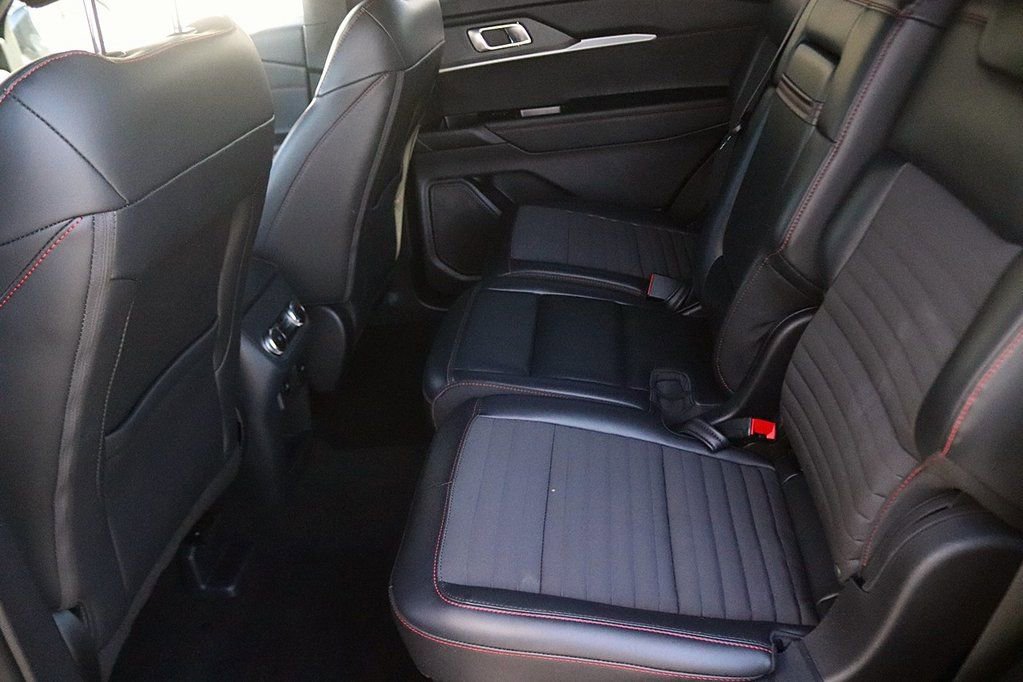 Used 2025 Ford Explorer ST-Line w/ ST-Line Street Pack AWD/4WD image 15