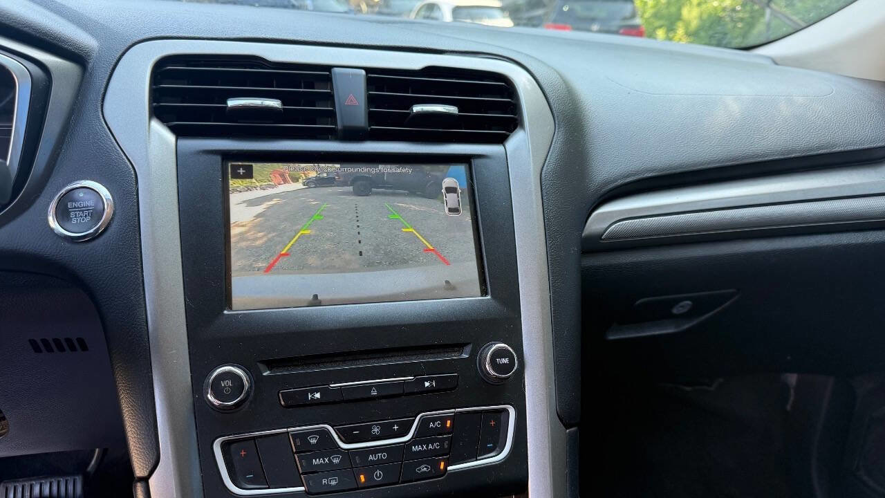 Used 2017 Ford Fusion SE w/ Fusion SE Technology Package image 17