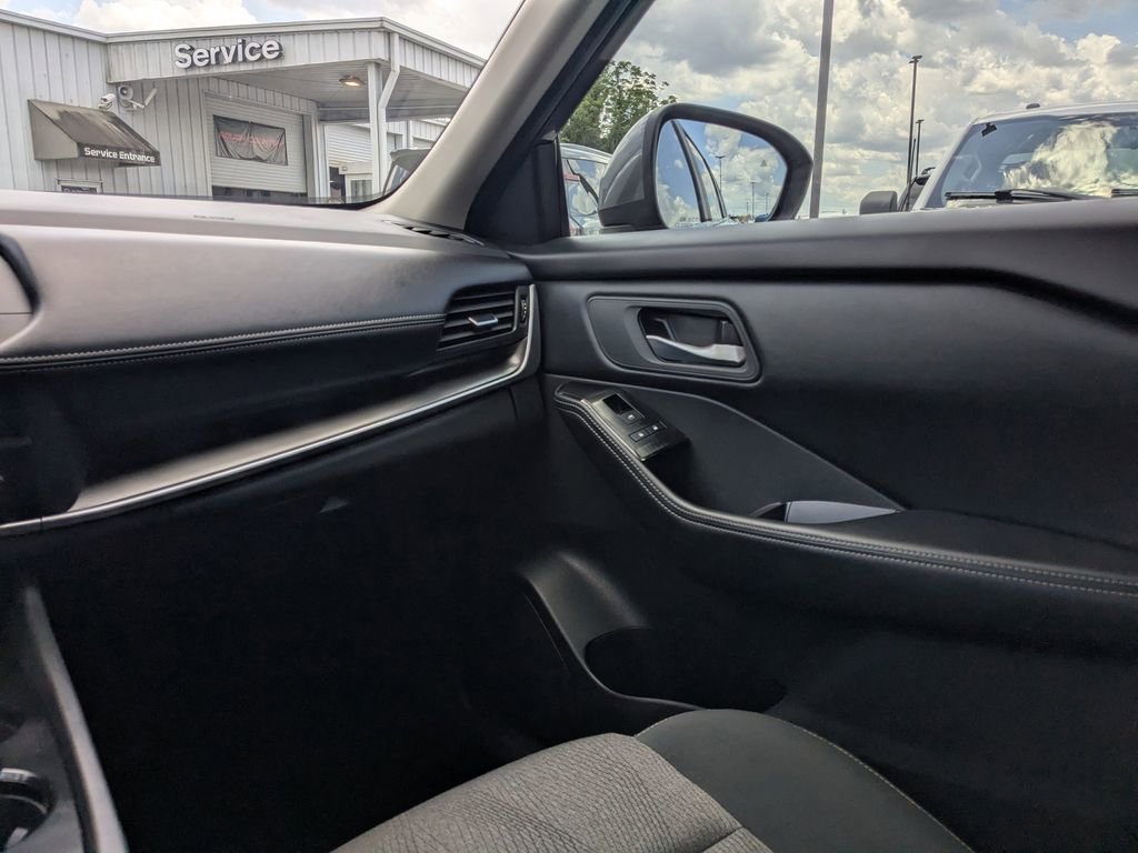 Used 2025 Nissan Rogue SV FWD image 18