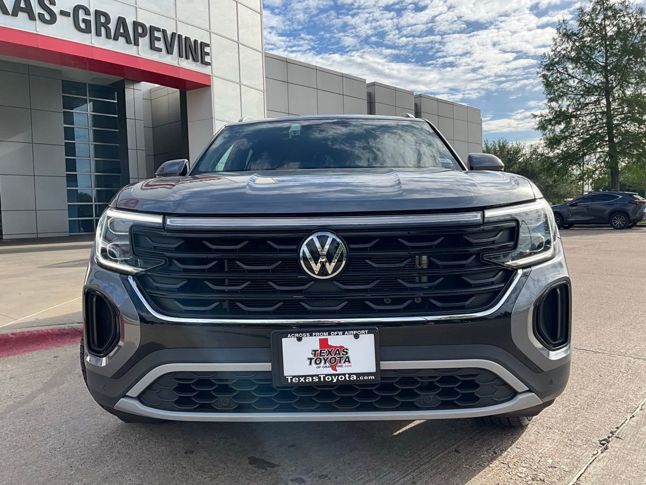 Used 2025 Volkswagen Atlas Cross Sport SE FWD image 3