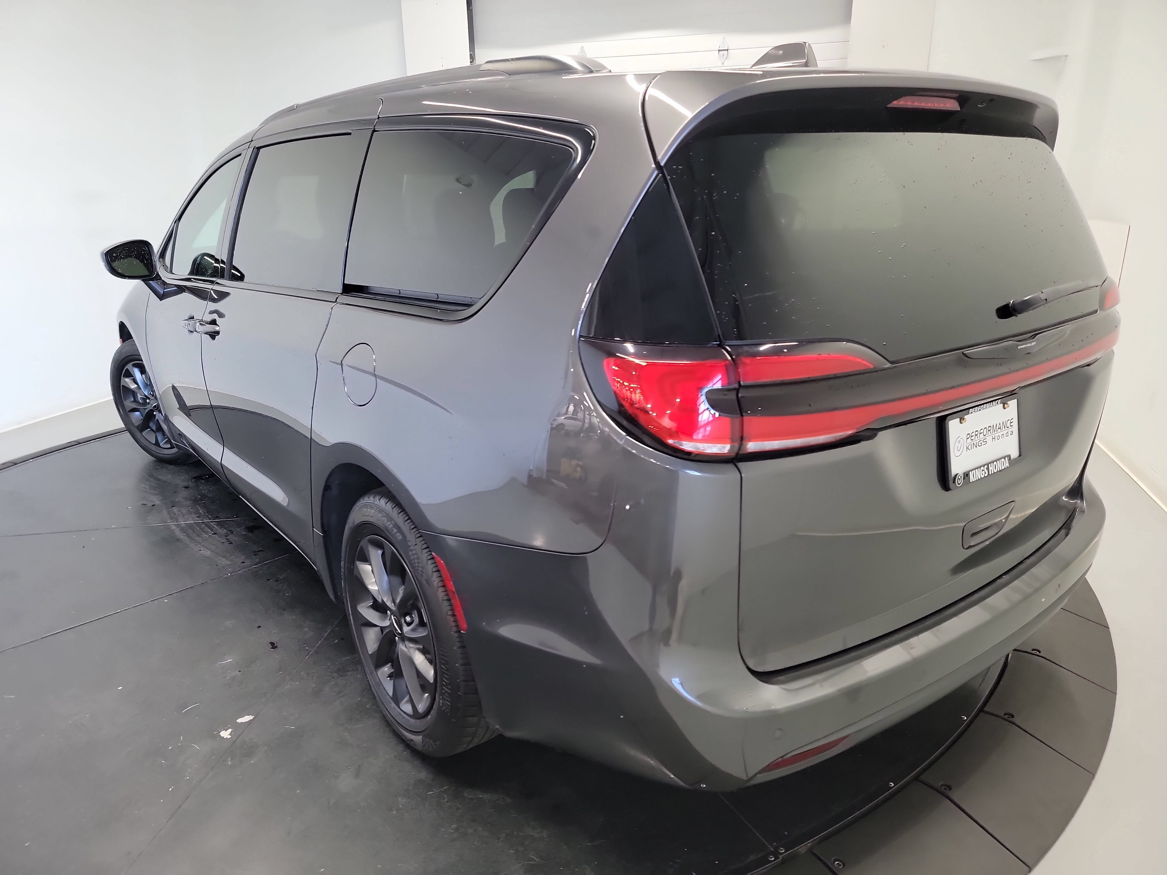 Used 2021 Chrysler Pacifica Touring-L w/ S Appearance Package FWD image 6