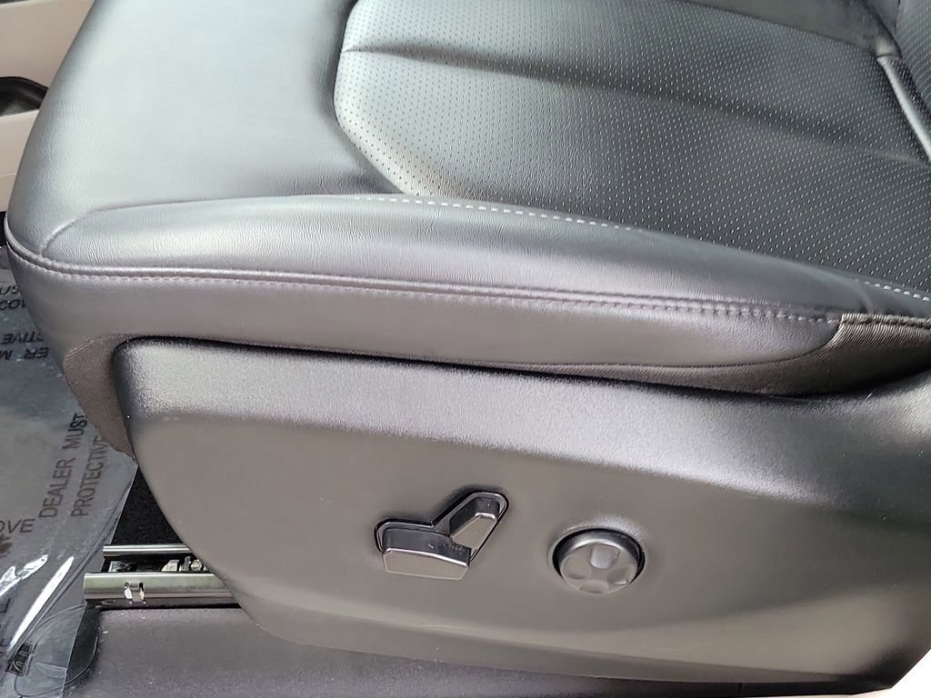 Certified 2024 Chrysler Pacifica Touring-L image 16