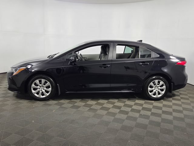 Used 2025 Toyota Corolla LE FWD image 4