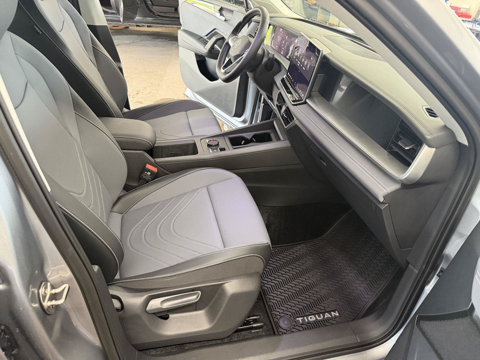 Used 2025 Volkswagen Tiguan SE FWD image 27
