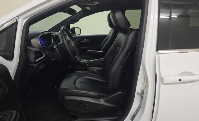 Used 2025 Chrysler Pacifica Select image 3