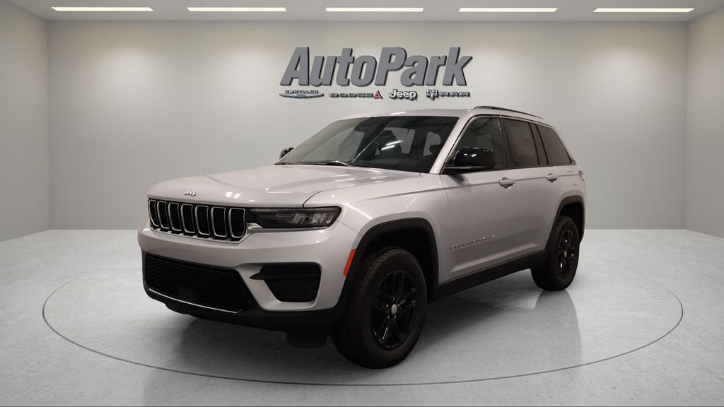 Used 2026 Jeep Grand Cherokee Laredo w/ Trailer Tow Package AWD/4WD image 7