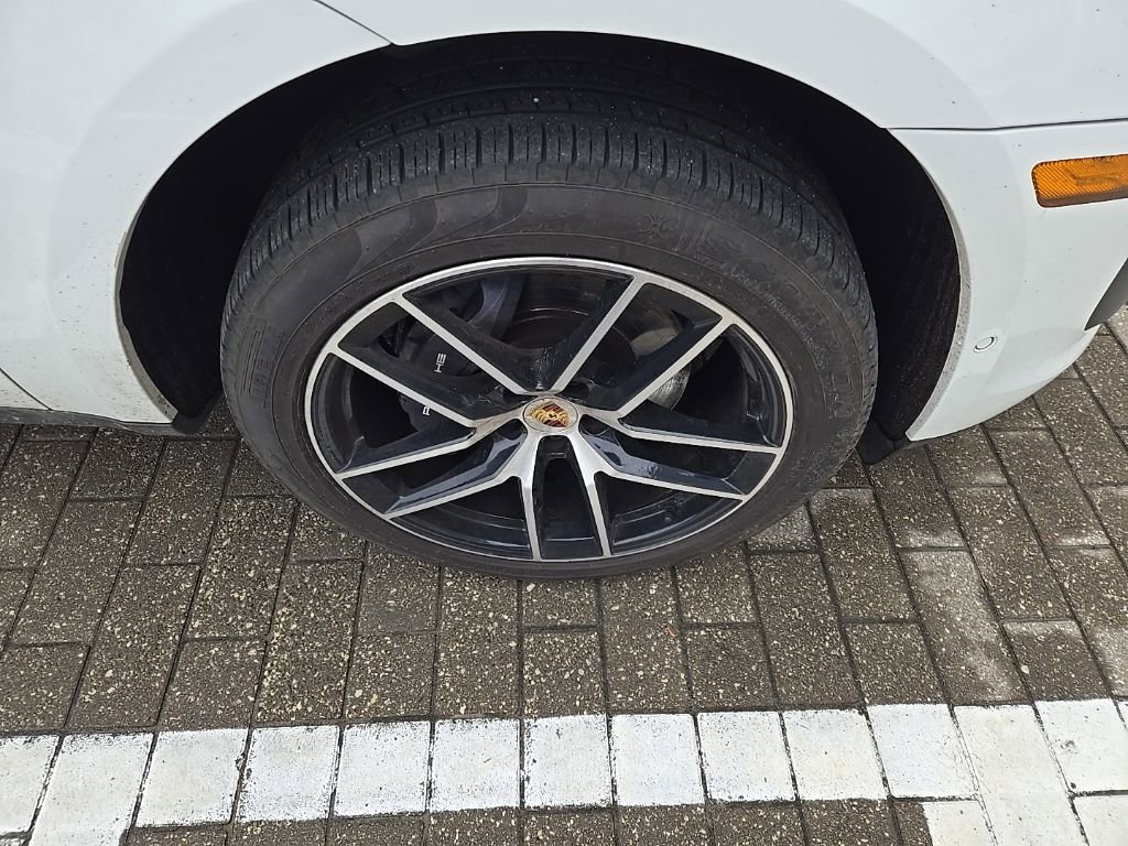 Used 2024 Porsche Macan Base image 11