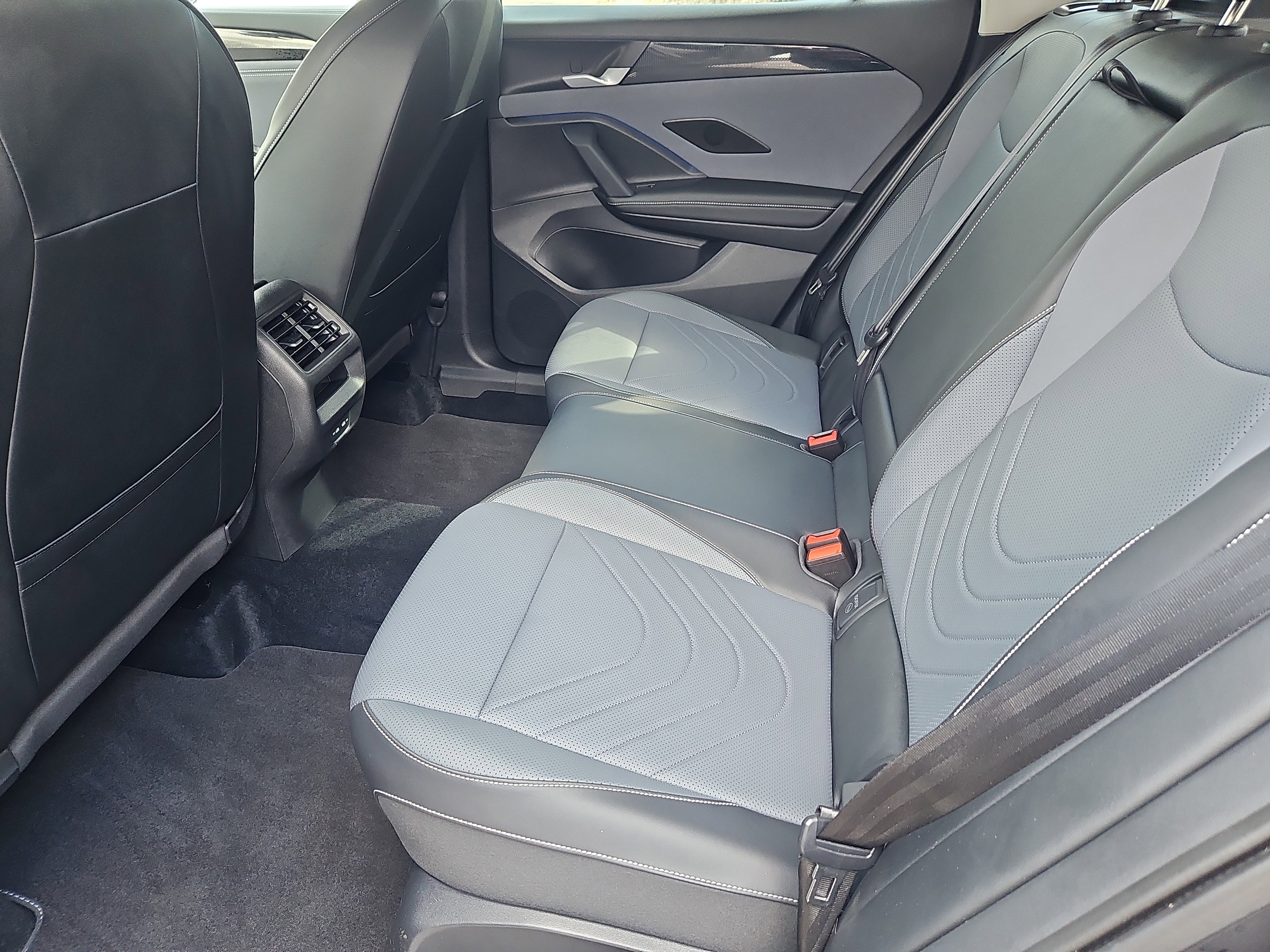 Used 2025 Volkswagen Tiguan SE image 30