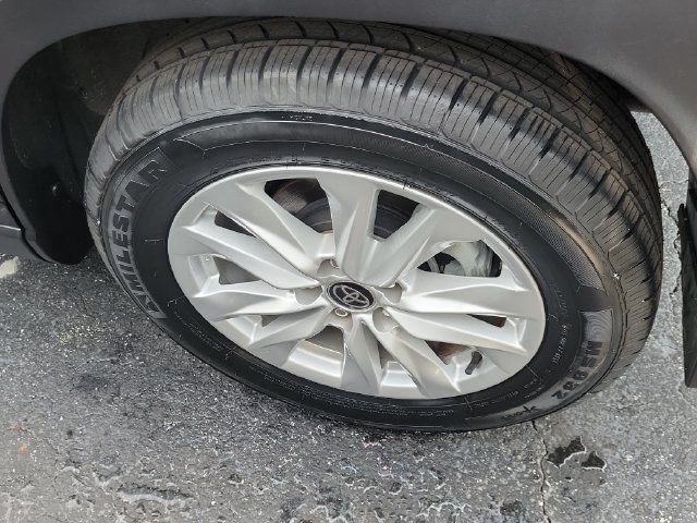 Used 2022 Toyota Corolla Cross LE w/ Moonroof Package FWD image 7