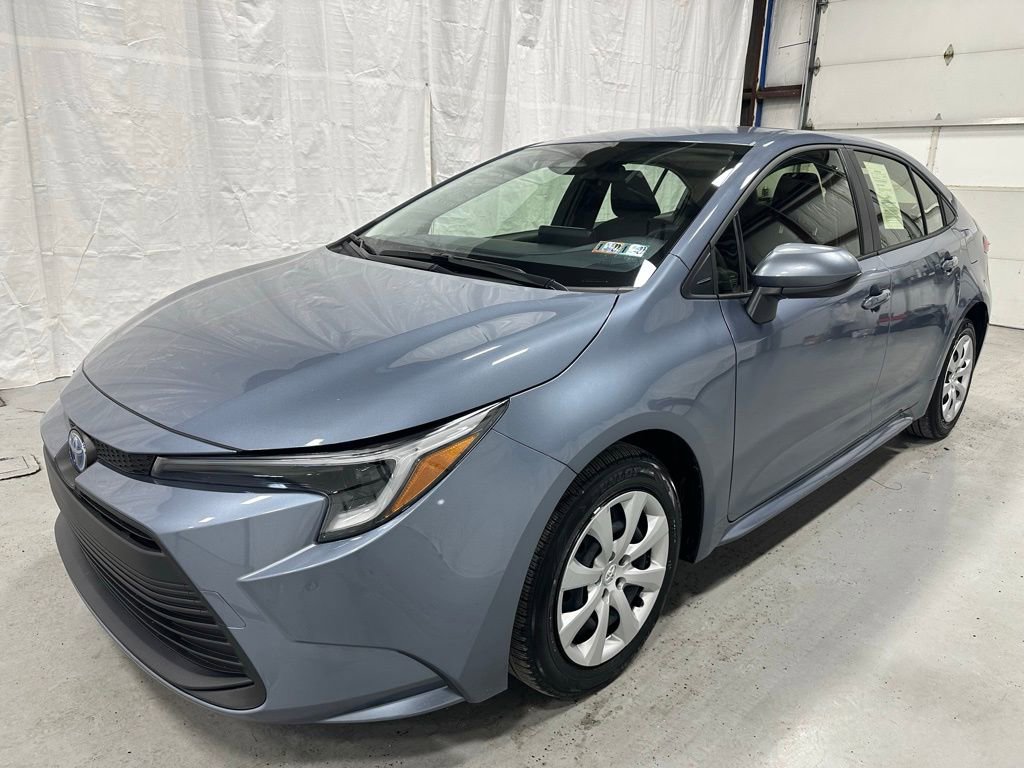 Used 2025 Toyota Corolla LE image 3