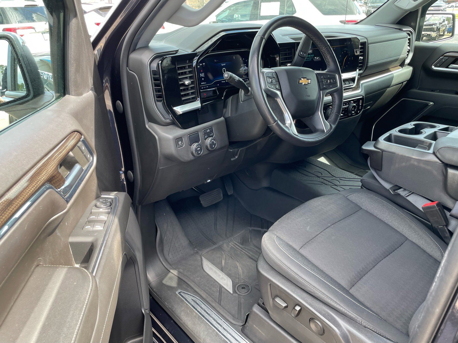 Used 2022 Chevrolet Silverado 1500 LT w/ Protection Package image 4