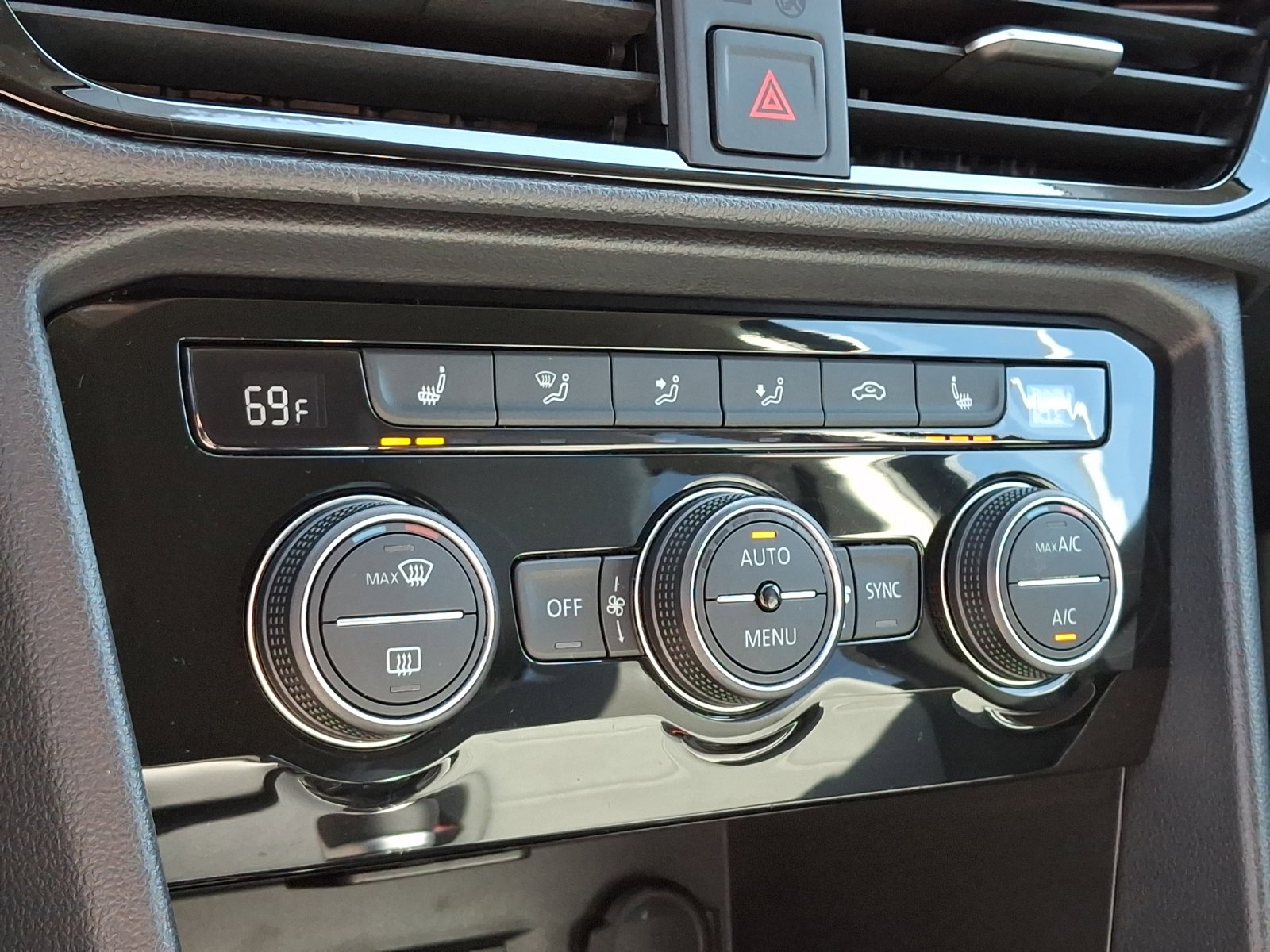 Certified 2024 Volkswagen Taos SE AWD/4WD image 16