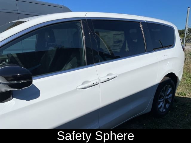 New 2026 Chrysler Pacifica Select image 4