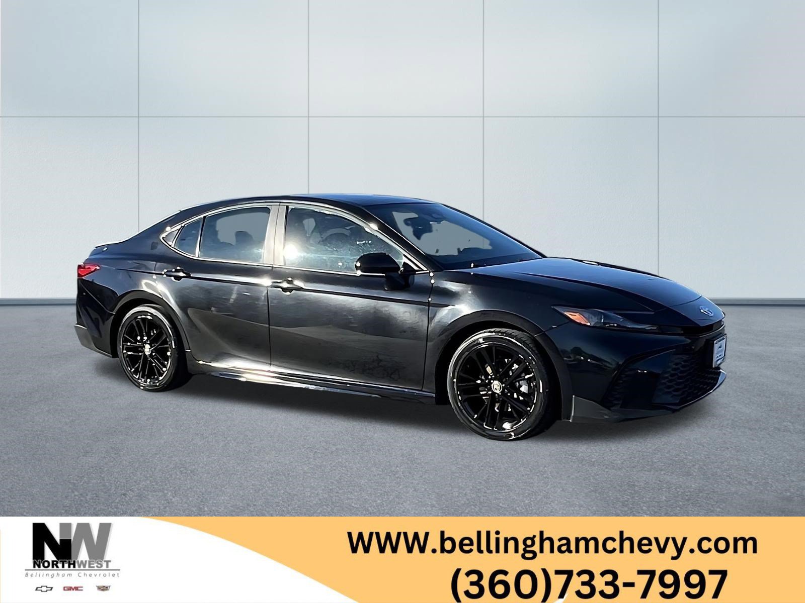 Used 2025 Toyota Camry SE FWD image 1