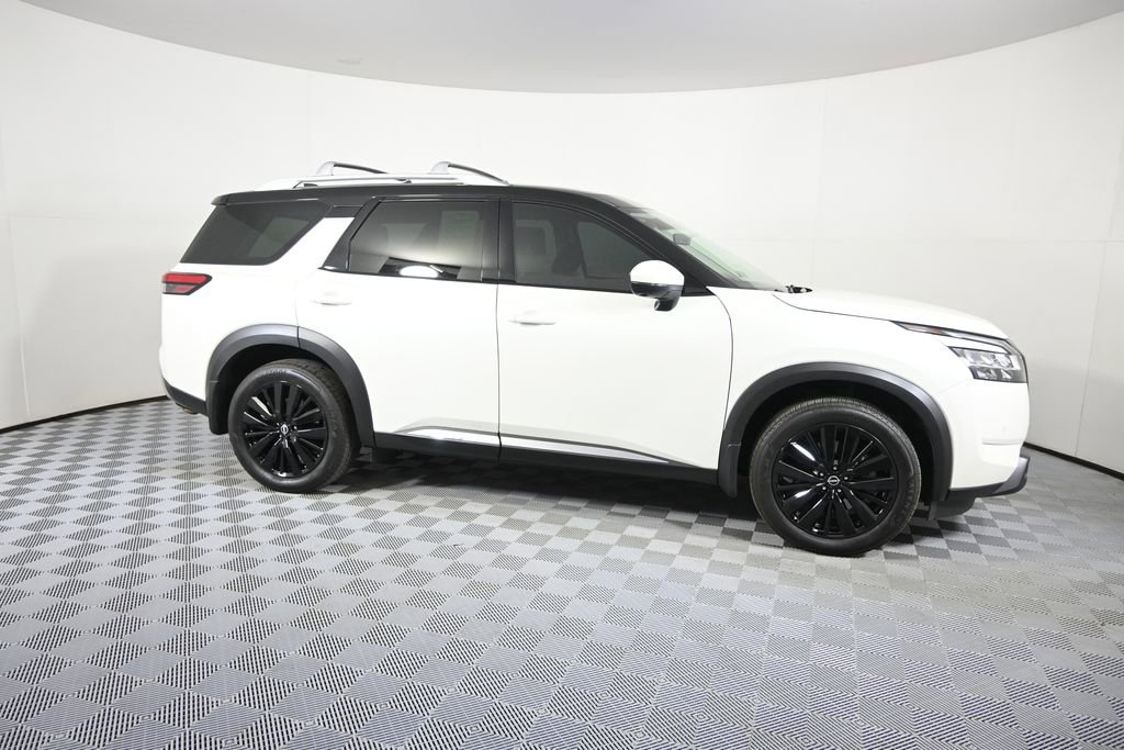 Used 2024 Nissan Pathfinder Platinum w/ Black Appearance Package AWD/4WD image 8