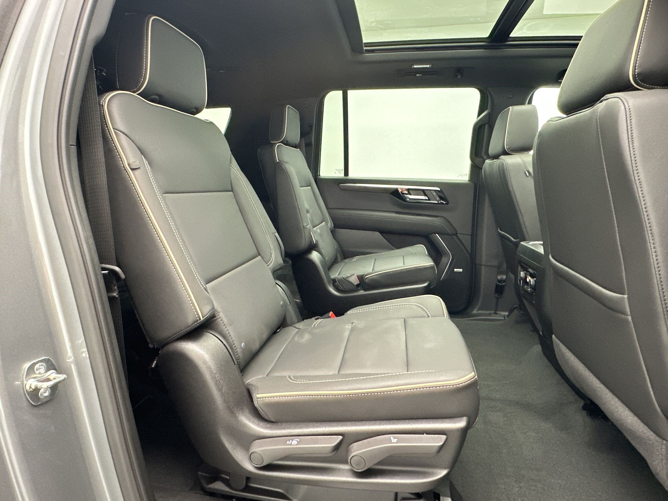 New 2026 Chevrolet Suburban Premier w/ Sun And Tow Package AWD/4WD image 30