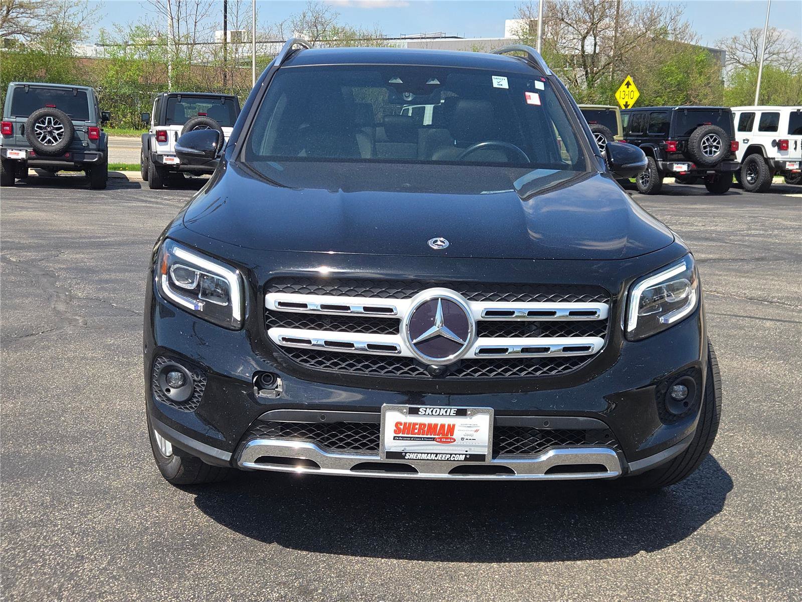 Used 2023 Mercedes-Benz GLB 250 4MATIC w/ Premium Package image 4