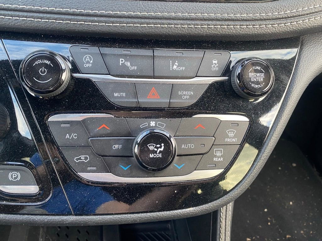 Used 2025 Chrysler Pacifica Limited image 22