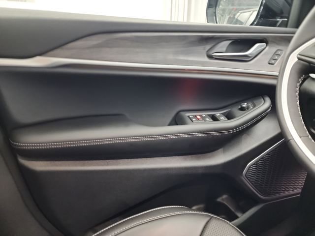 New 2025 Jeep Grand Cherokee Limited w/ Luxury Tech Group II image 15