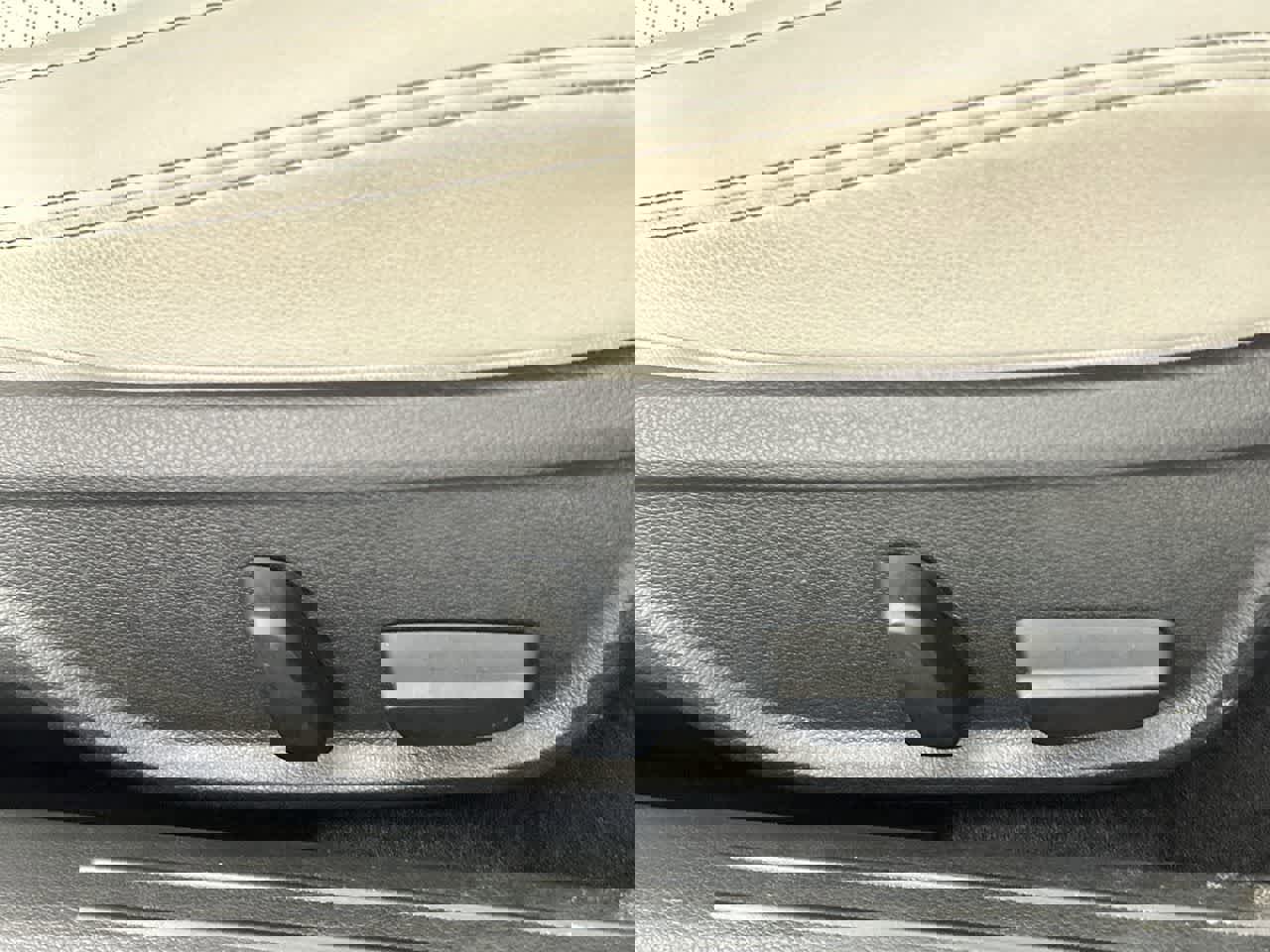 Used 2025 Genesis G70 2.5T image 23