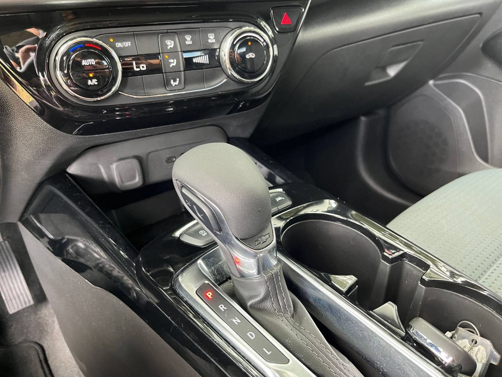 Used 2025 Chevrolet Trax LT FWD image 38