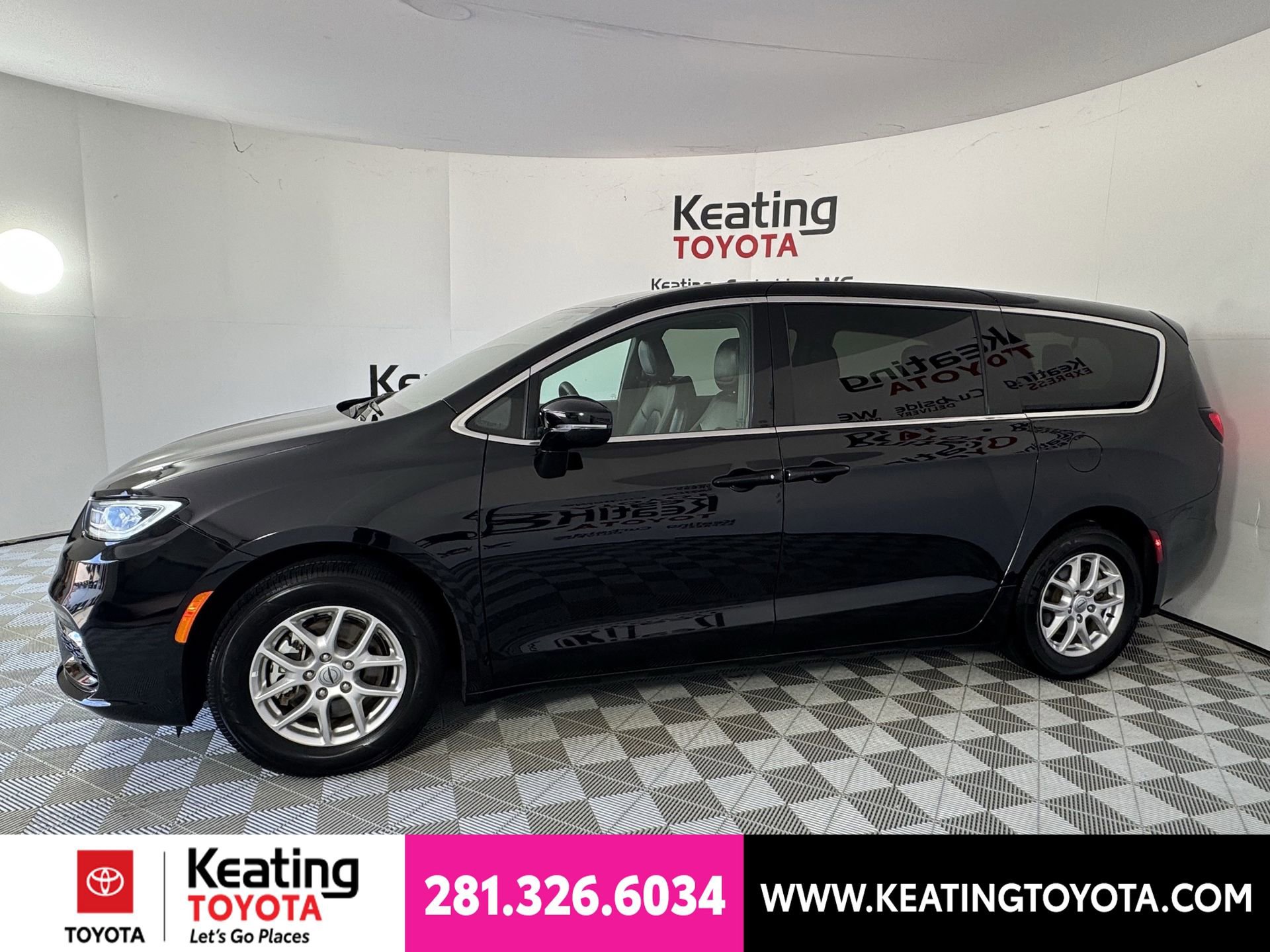 Used 2025 Chrysler Pacifica Select FWD image 8