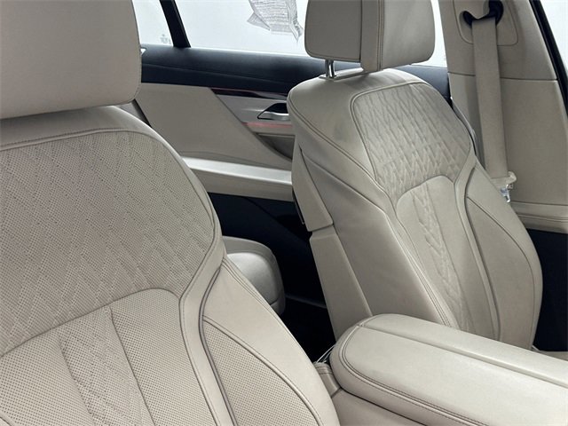 Used 2022 BMW 750i xDrive image 8