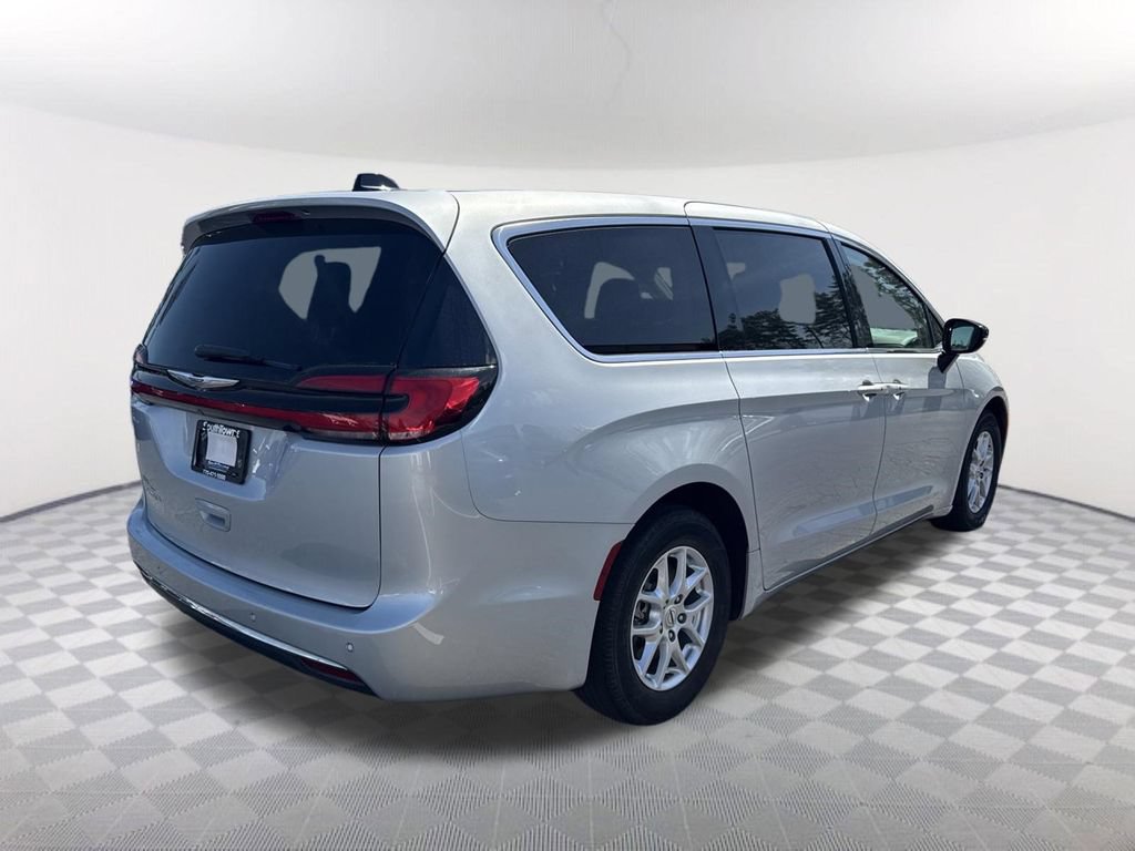 Used 2024 Chrysler Pacifica Touring-L FWD image 5