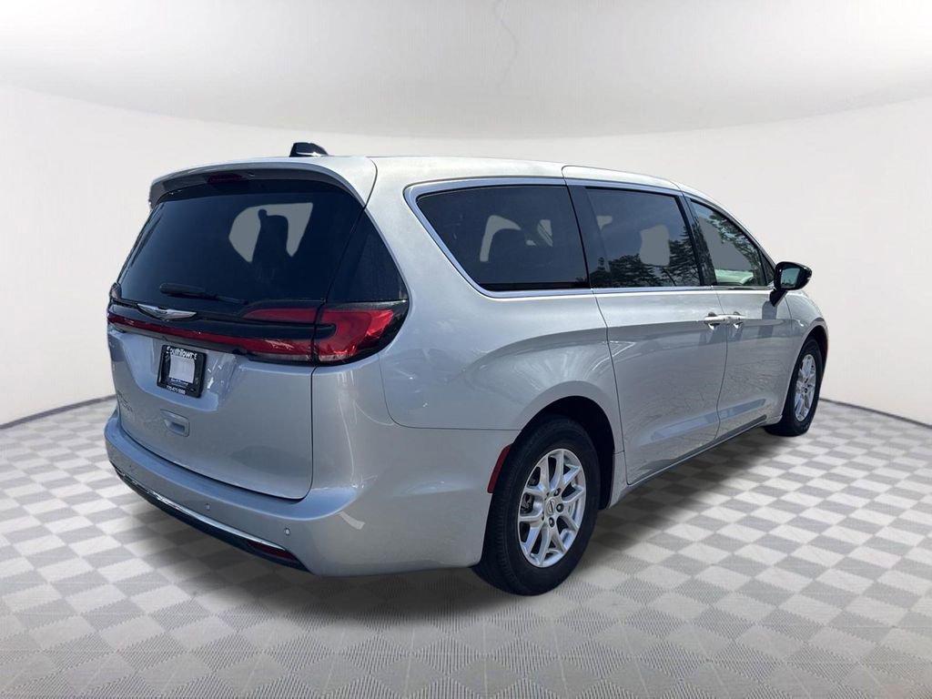 Used 2024 Chrysler Pacifica Touring-L image 5