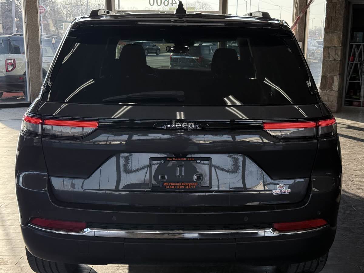 Used 2023 Jeep Grand Cherokee Laredo w/ Luxury Tech Group I image 13