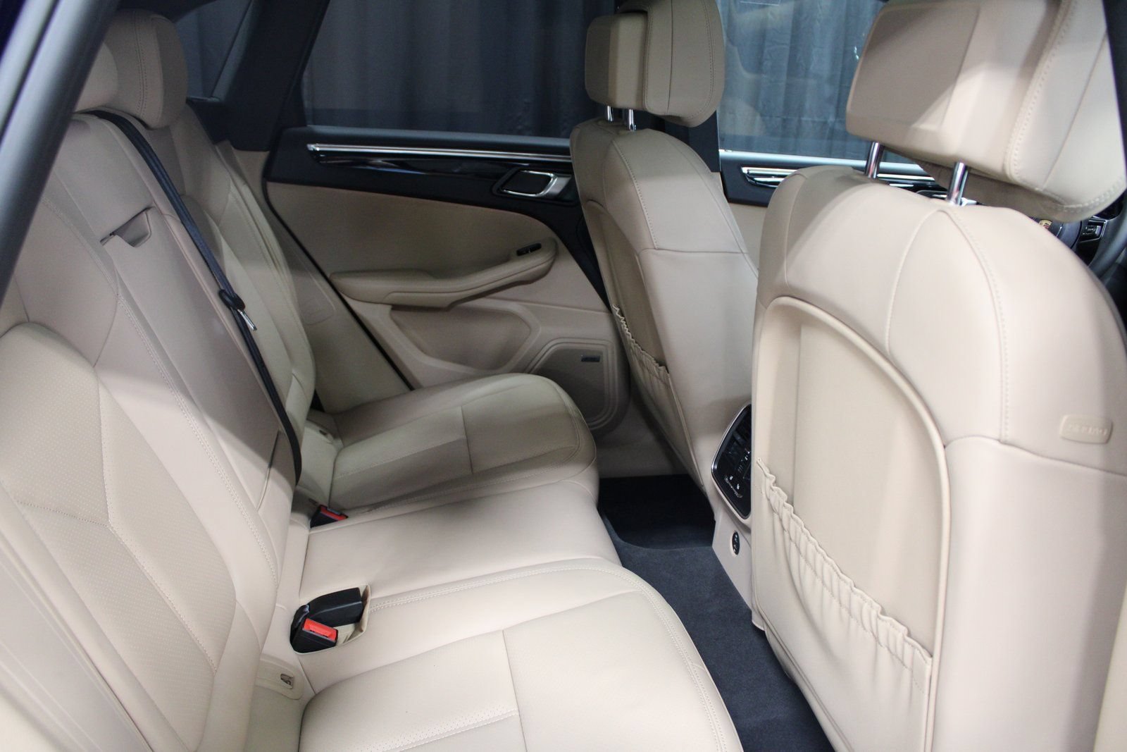 Certified 2025 Porsche Macan AWD/4WD image 26