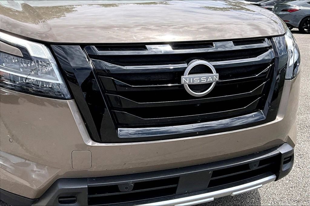 Used 2024 Nissan Pathfinder Platinum w/ Black Appearance Package AWD/4WD image 39