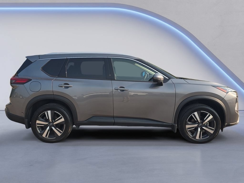 Used 2025 Nissan Rogue SL AWD/4WD image 7