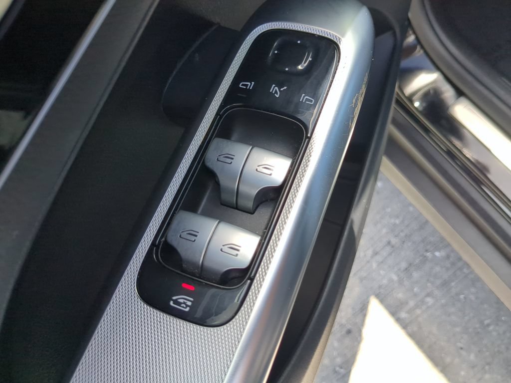 Used 2025 Mercedes-Benz GLC 300 image 17