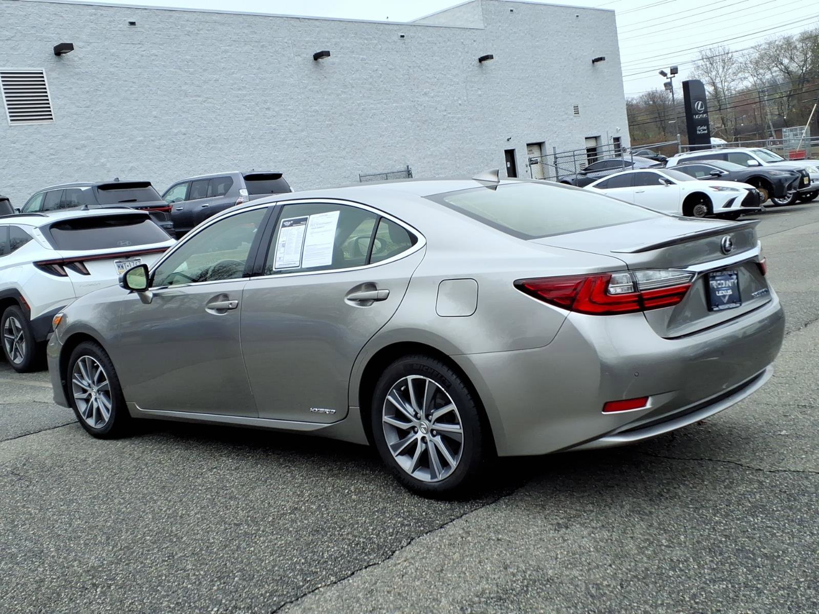 Used 2016 Lexus ES 300h w/ Luxury Package w/Wood Trim image 4