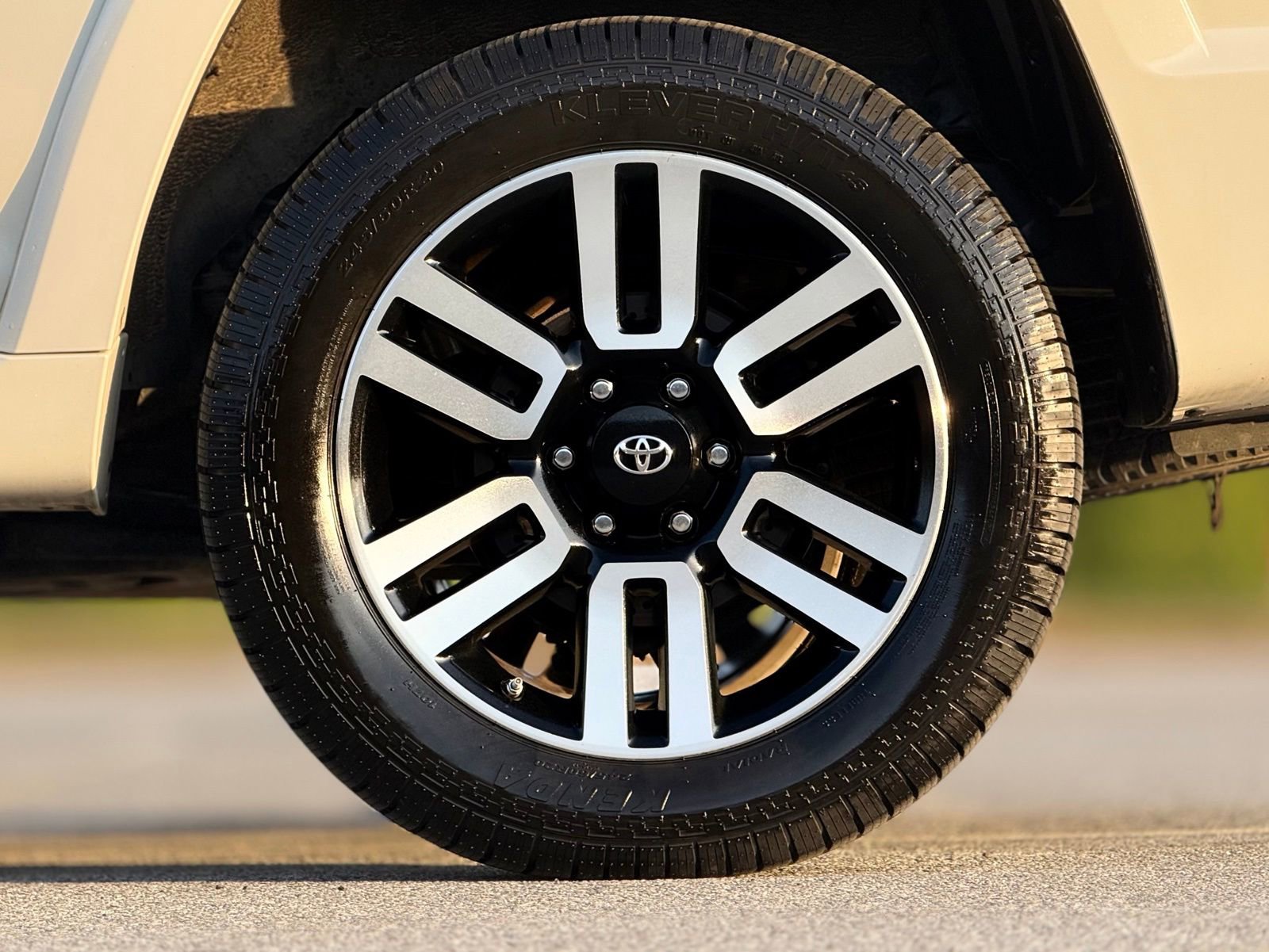 Used 2014 Toyota 4Runner Limited image 19