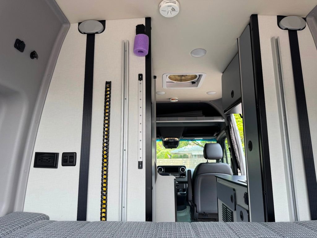 Used 2021 Mercedes-Benz Sprinter 2500 image 39