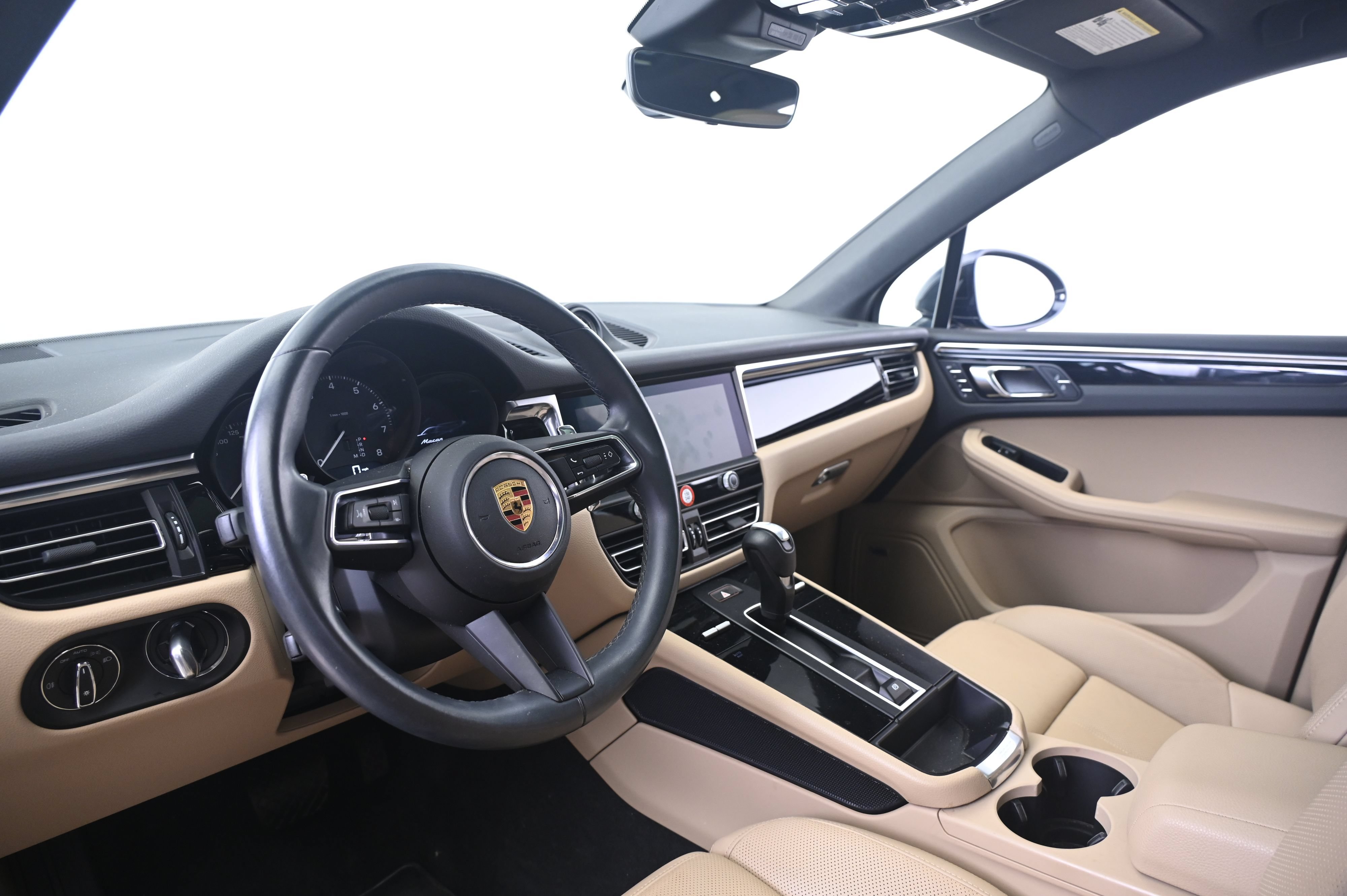 Certified 2022 Porsche Macan AWD/4WD image 28