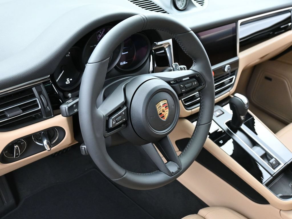 Certified 2026 Porsche Macan AWD/4WD image 17