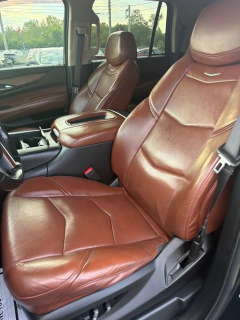 Used 2020 Cadillac Escalade Premium Luxury w/ Escalade Sport Edition AWD/4WD image 15