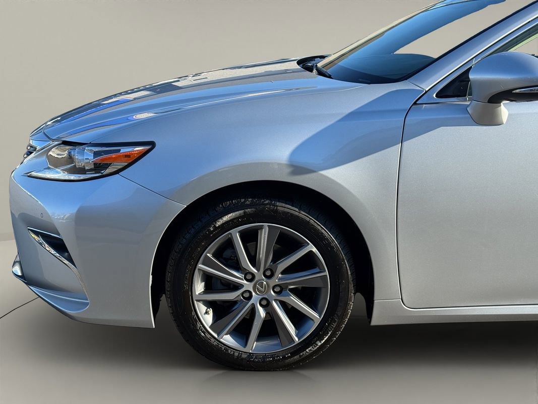 Used 2016 Lexus ES 300h w/ Luxury Package w/Wood Trim image 16