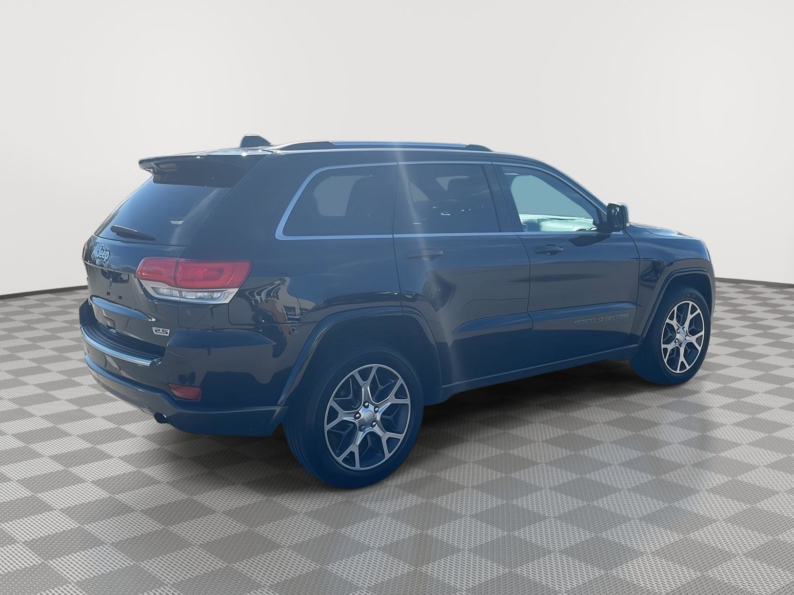 Used 2018 Jeep Grand Cherokee Limited AWD/4WD image 5