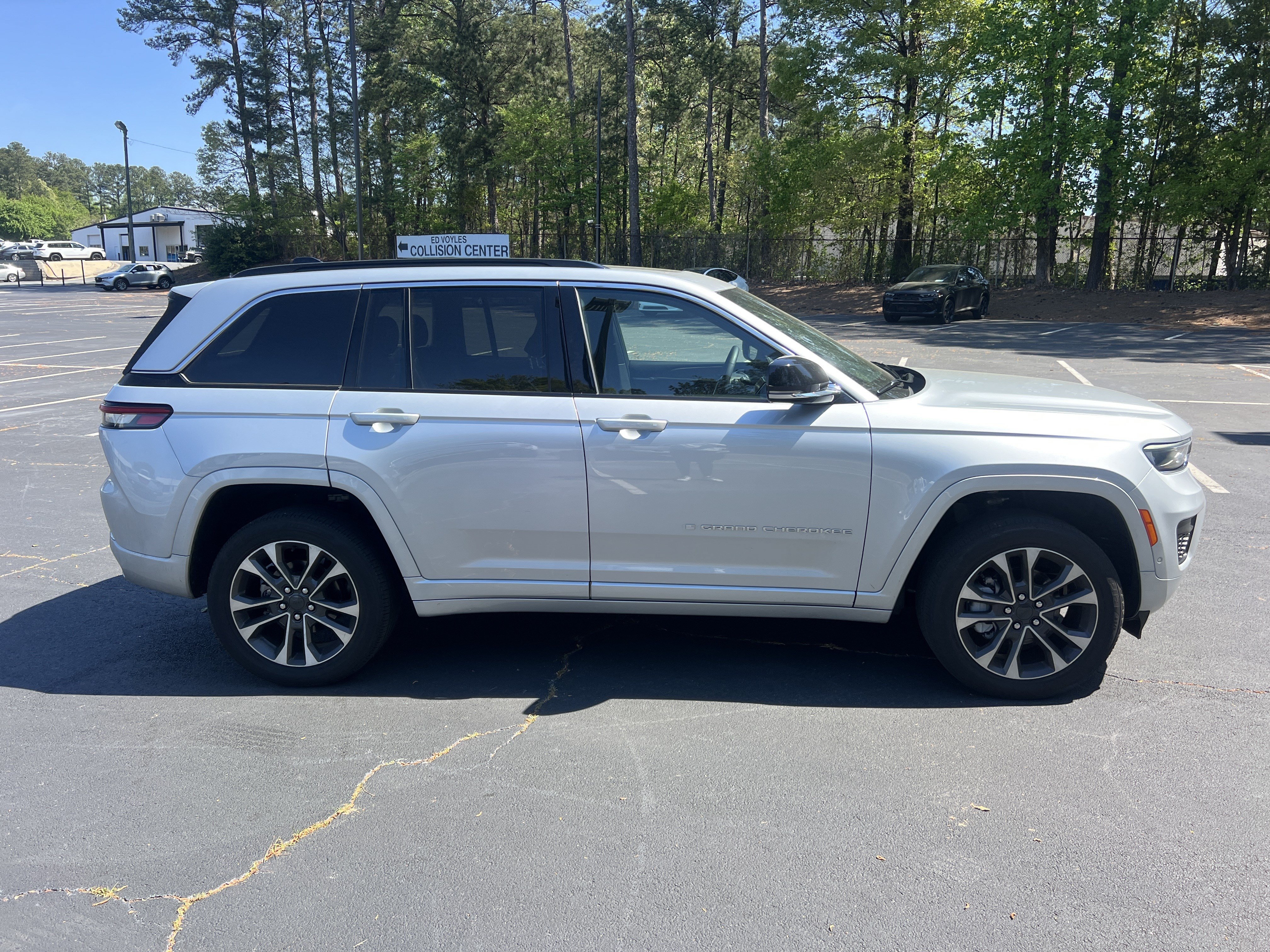 Used 2024 Jeep Grand Cherokee Overland w/ Luxury Tech Group IV AWD/4WD image 9