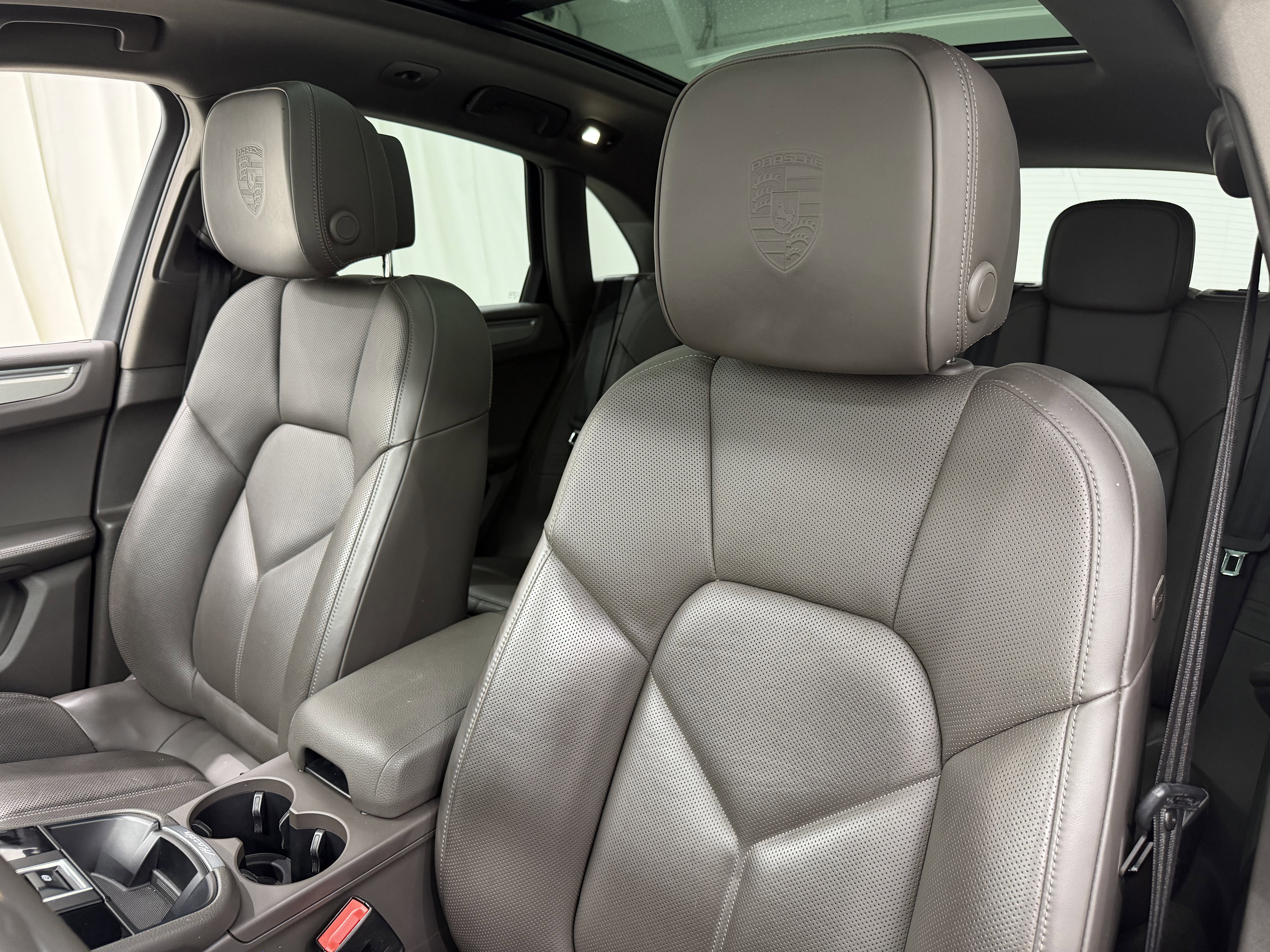 Certified 2023 Porsche Macan image 5